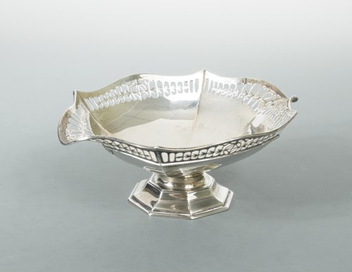 Lot 600 - A George V silver bon bon dish