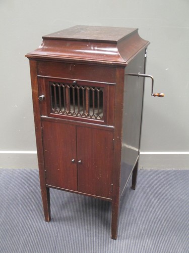 Lot 310 - An Aeolian Vocalion cabinet Gramophone, Reg No:...