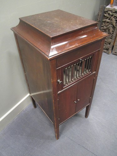 Lot 310 - An Aeolian Vocalion cabinet Gramophone, Reg No:...