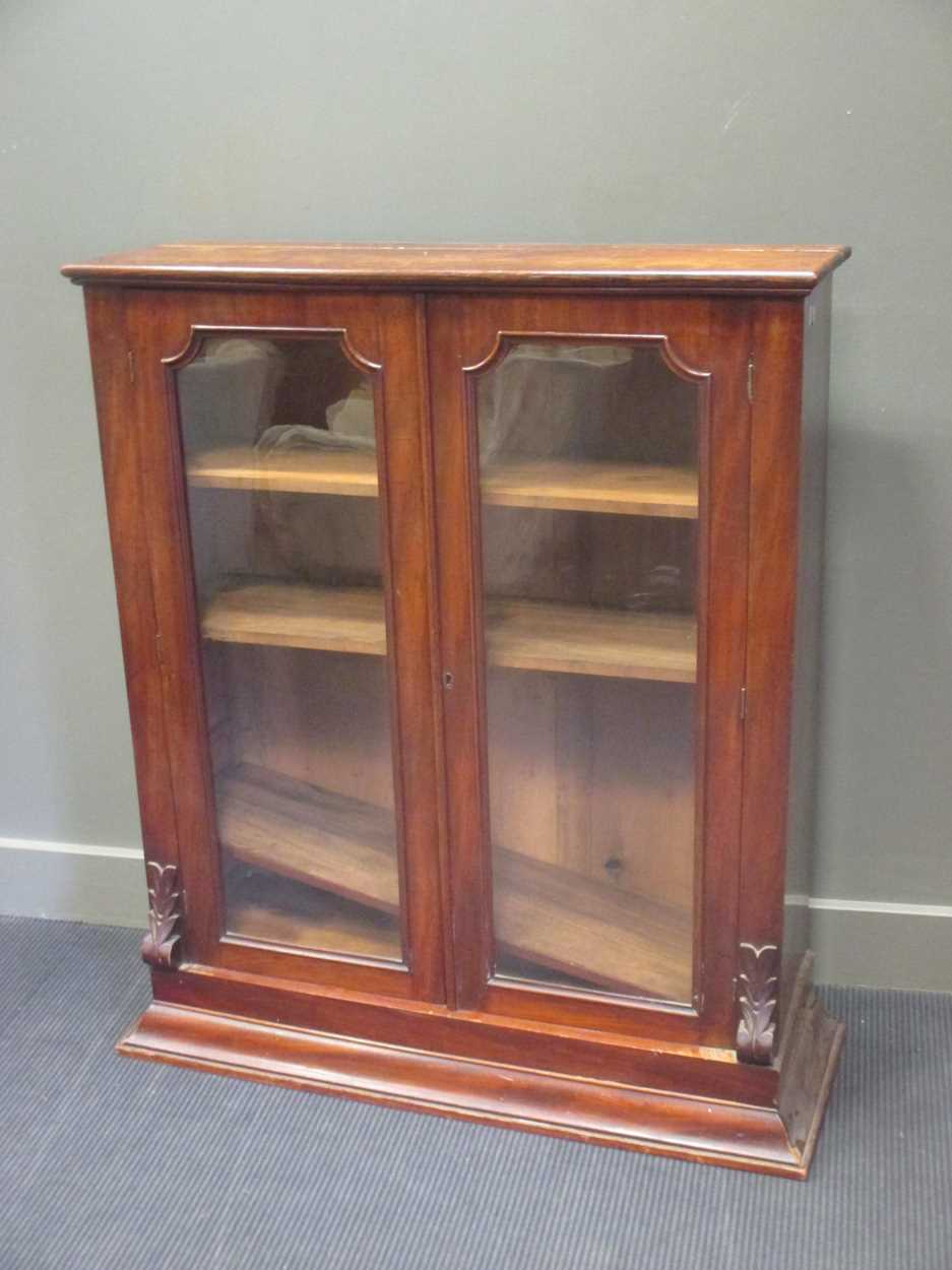 Lot 575 - A glass cabinet 121 x 98 x 31cm
