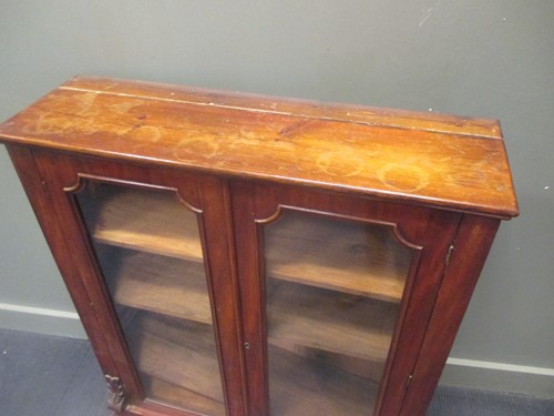 Lot 575 - A glass cabinet 121 x 98 x 31cm