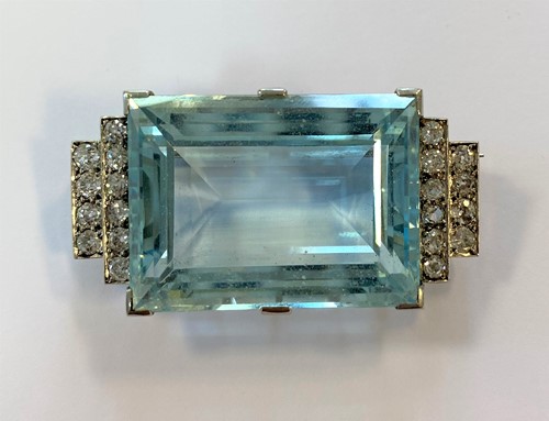Lot 138 - An Art Deco aquamarine and diamond brooch