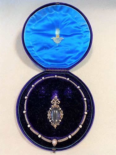 Lot 169 - A diamond, pearl and rock crystal pendant necklace