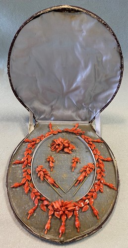 Lot 35 - A suite of carved coral jewellery