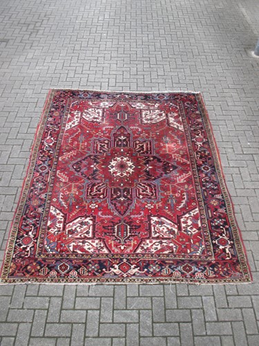Lot 417 - A Heriz carpet, 275 x 210cm
