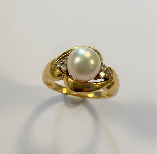 Lot 56 - A modern style pearl and diamond ring