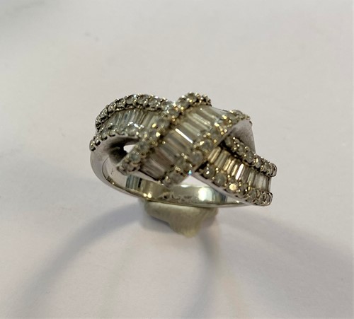 Lot 189 - A modern diamond crossover ring
