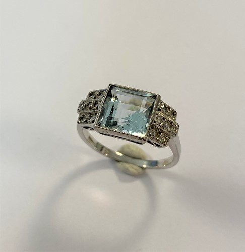 Lot 136 - An Art Deco style aquamarine and diamond ring