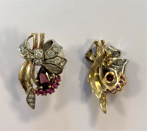 Lot 110 - A pair of modern style fan earstuds