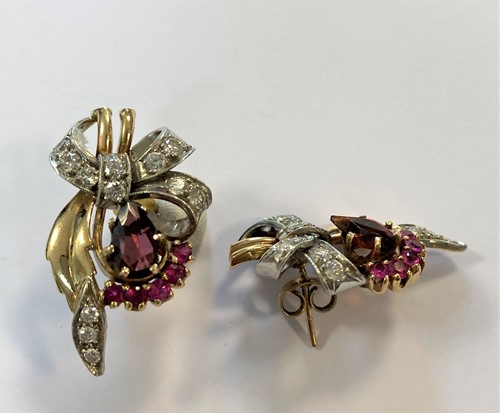 Lot 110 - A pair of modern style fan earstuds