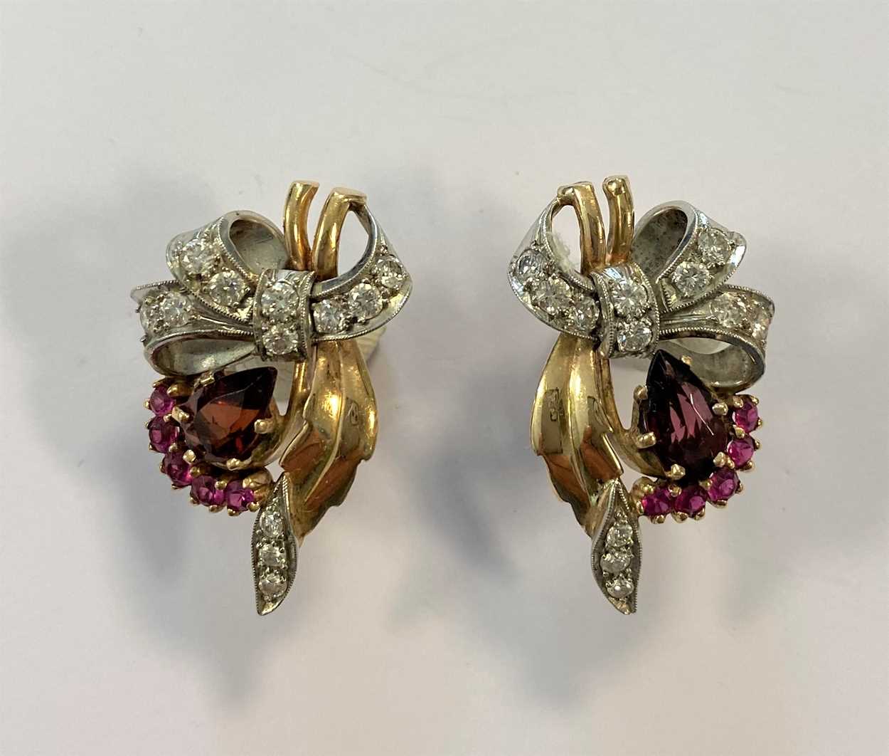 Lot 110 - A pair of modern style fan earstuds