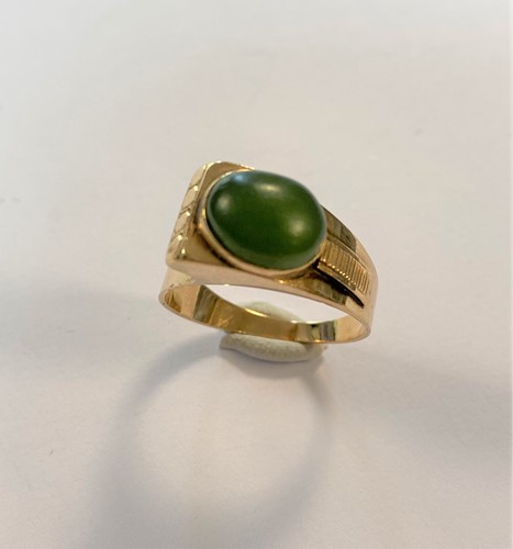 Lot 89 - A modern style nephrite single stone ring