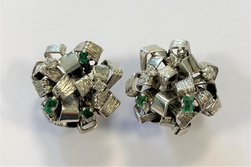 Lot 165 - A pair of modern cluster eartsuds set with emeralds and diamonds