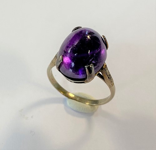 Lot 70 - A cabochon amethyst and diamond ring