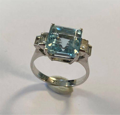 Lot 131 - An aquamarine and diamond ring
