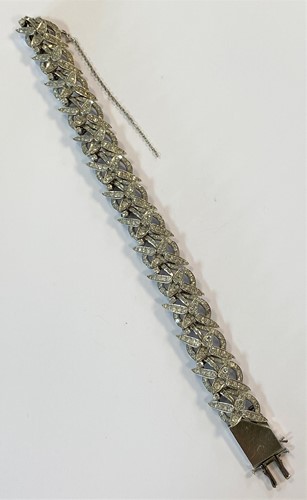 Lot 201 - A modern articulated diamond bracelet