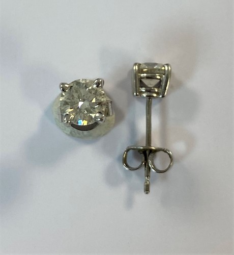 Lot 192 - A pair of single stone diamond earstuds