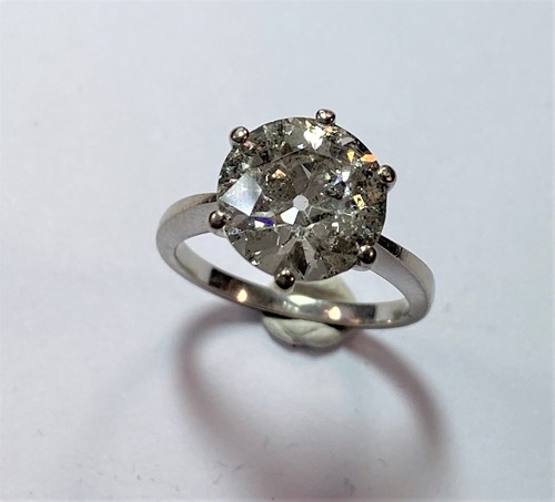 Lot 186 - An impressive single stone diamond ring