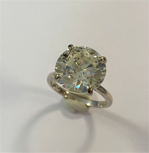 Lot 206 - An important single stone diamond ring