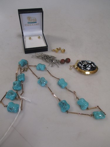 Lot 259 - 18ct gold brooch with black and white glass,...