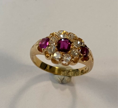 Lot 154 - A late Victorian ruby and diamond cluster ring