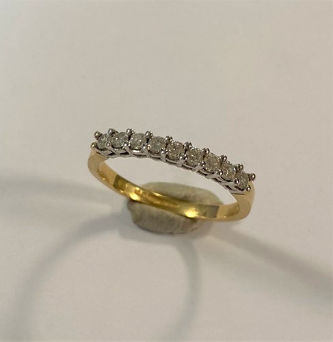 Lot 146 - A diamond half eternity ring