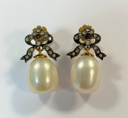 Lot 52 - A pair of cultured pearl and diamond bow earpendants