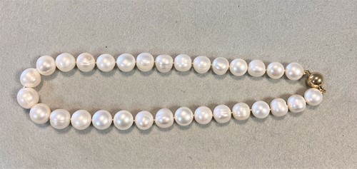 Lot 53 - A necklace of large freshwater cultured pearls