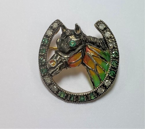 Lot 94 - An emerald, diamond and plique-à-jour enamel horse head brooch