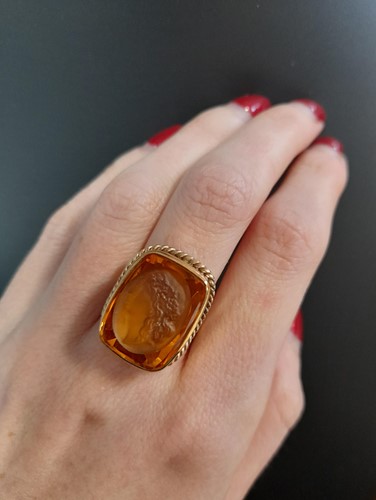 Lot 13 - A dress ring with a carved intaglio citrine