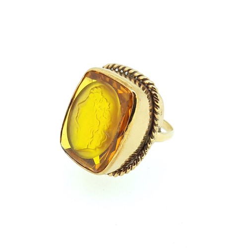 Lot 13 - A dress ring with a carved intaglio citrine