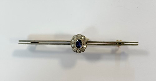 Lot 81 - A sapphire and diamond cluster bar brooch