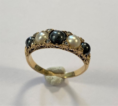 Lot 80 - A black and white pearl and diamond ring