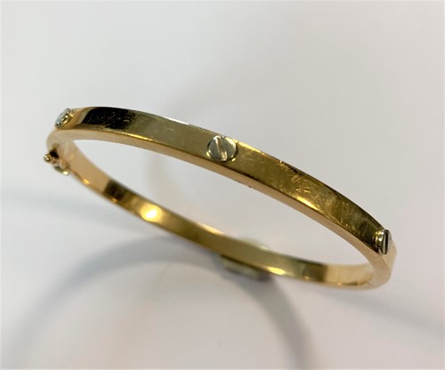 Lot 141 - A Cartier style decorative bangle