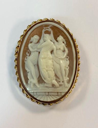 Lot 104 - A modern 'three graces' cameo brooch