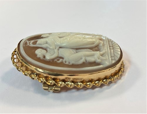 Lot 104 - A modern 'three graces' cameo brooch