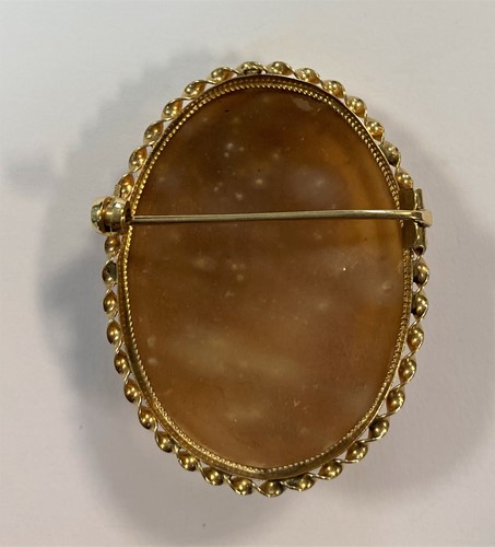 Lot 104 - A modern 'three graces' cameo brooch
