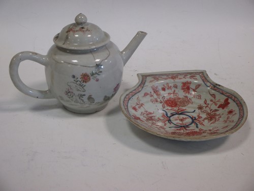 Lot 11 - A small Chinese teapot and a small shell...