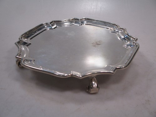 Lot 288 - A silver waiter, 7ozt