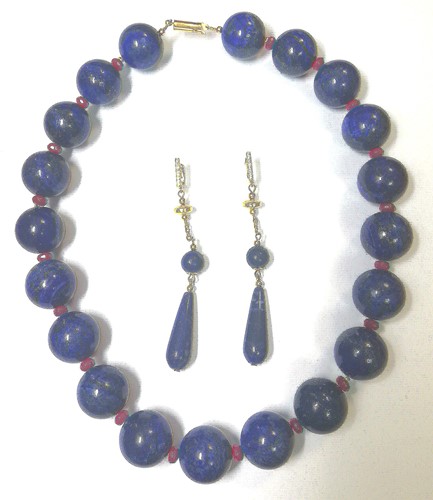 Lot 114 - A row of lapis lazuli and ruby beads with earpendants en suite