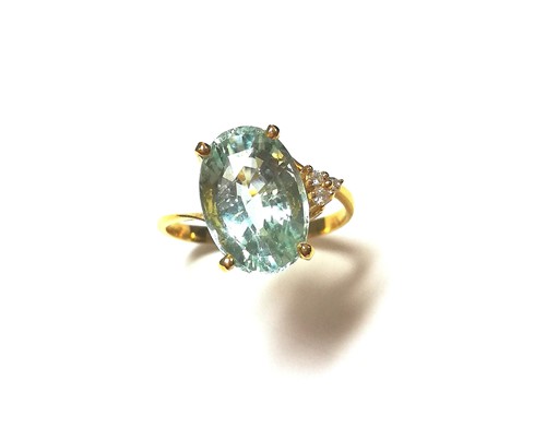 Lot 137 - An aquamarine and diamond ring