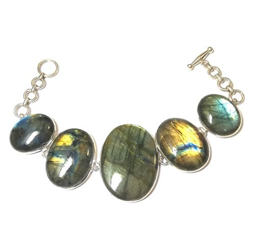 Lot 31 - A labradorite plaque bracelet