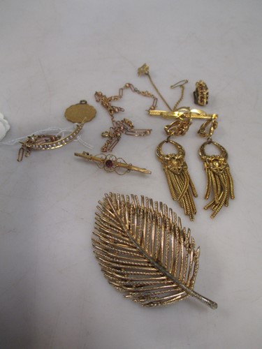 Lot 270 - a collection of three 9ct gold brooches and a...