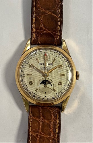Lot 304 - JW Benson – A gentleman’s gold plated triple calendar with moonphase wristwatch