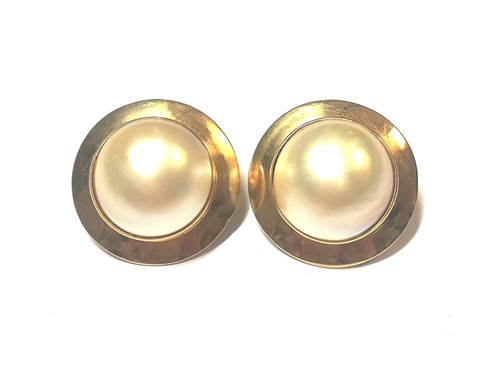 Lot 133 - A pair of mabé pearl ear clips