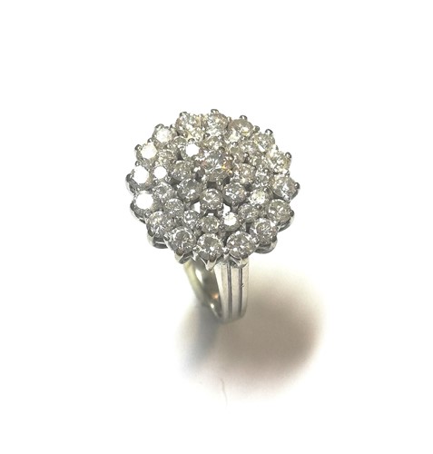 Lot 143 - A modern diamond cluster ring