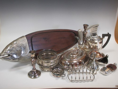 Lot 309 - A box of plated ware, including a fish serving...