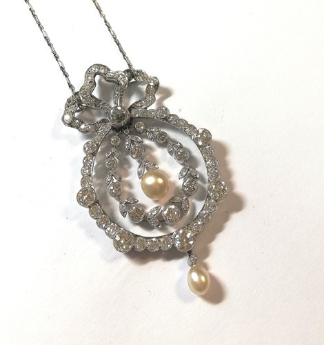 Lot 198 - An impressive Belle Époque diamond and pearl brooch / pendant