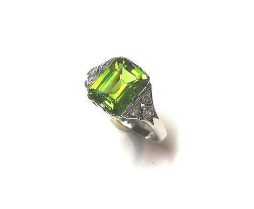 Lot 164 - A peridot and diamond ring