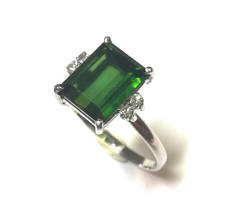 Lot 90 - A green tourmaline and diamond ring